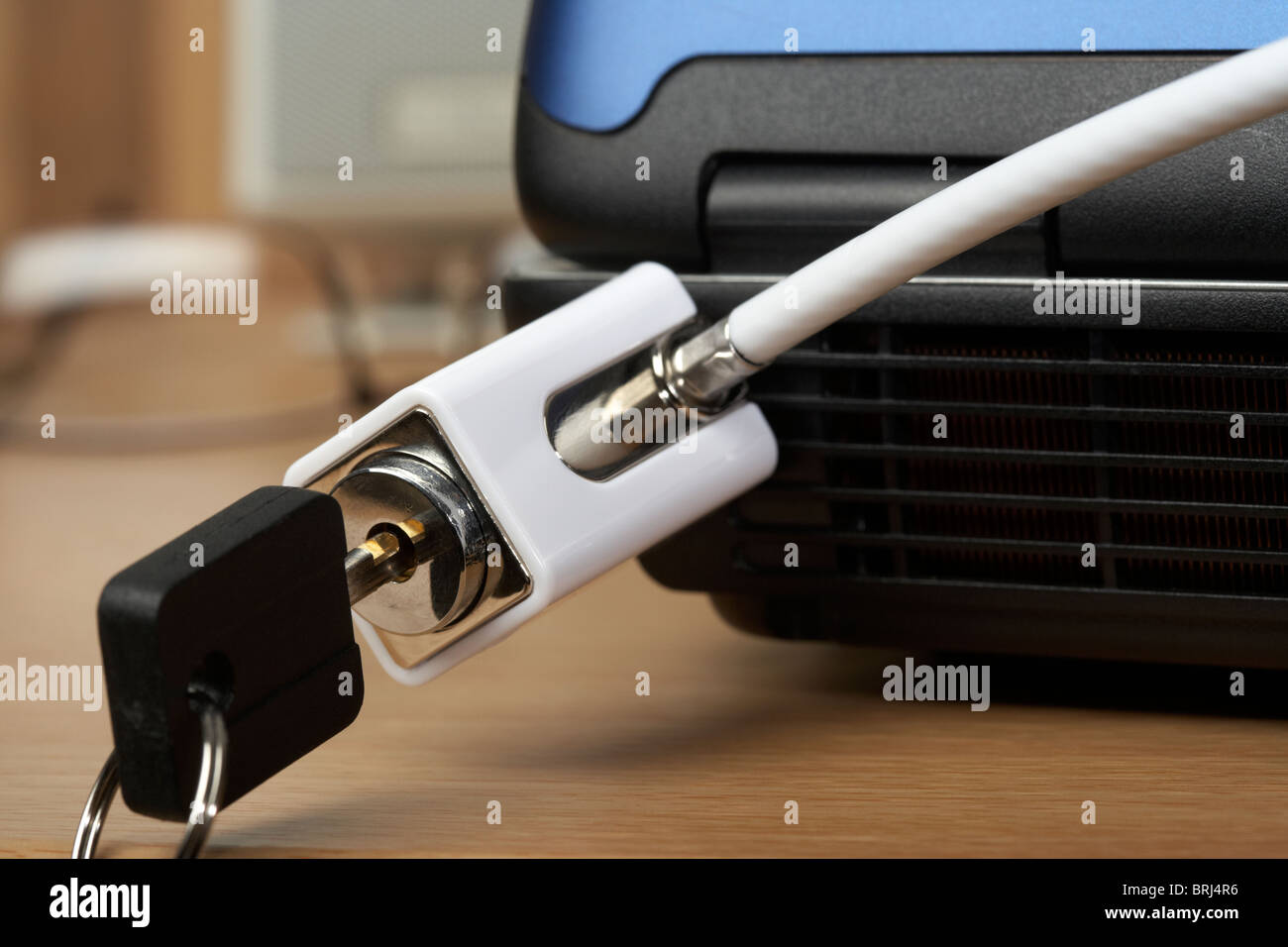 Pc portable câble haute sécurité avec les clés dans un bureau Banque D'Images