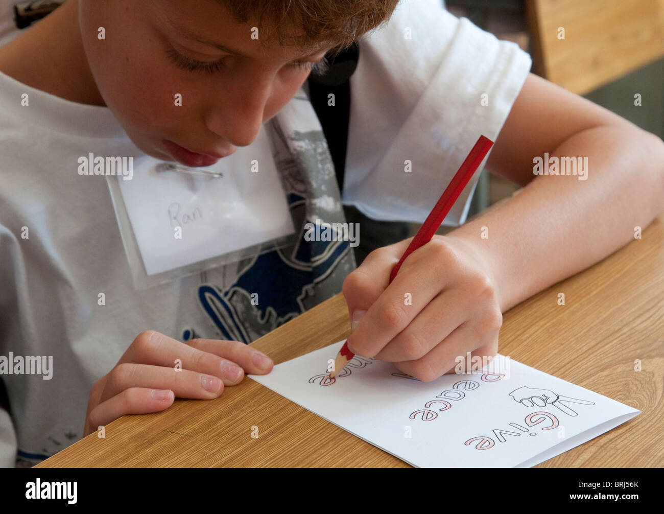 L'écriture d'un message de paix de l'enfant. Jérusalem Banque D'Images