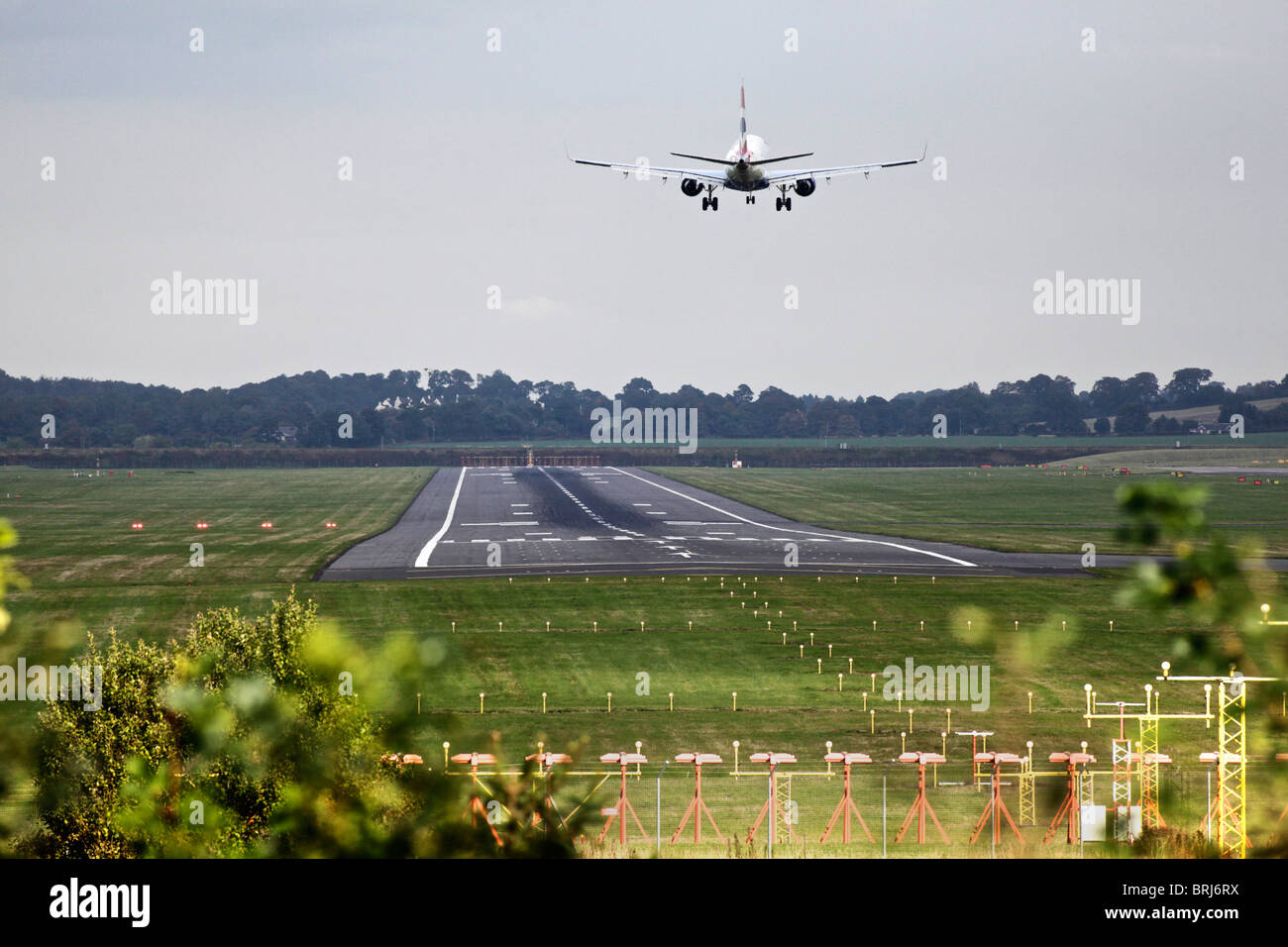 Un avion à l'atterrissage à l'aéroport d'Édimbourg, Écosse, Royaume-Uni Banque D'Images