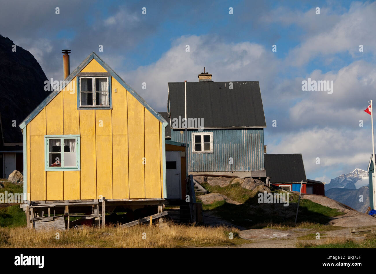 Le Groenland, Prince Christian Sound. Petit village de pêcheurs d'Augpilaqtoq à distance. Banque D'Images