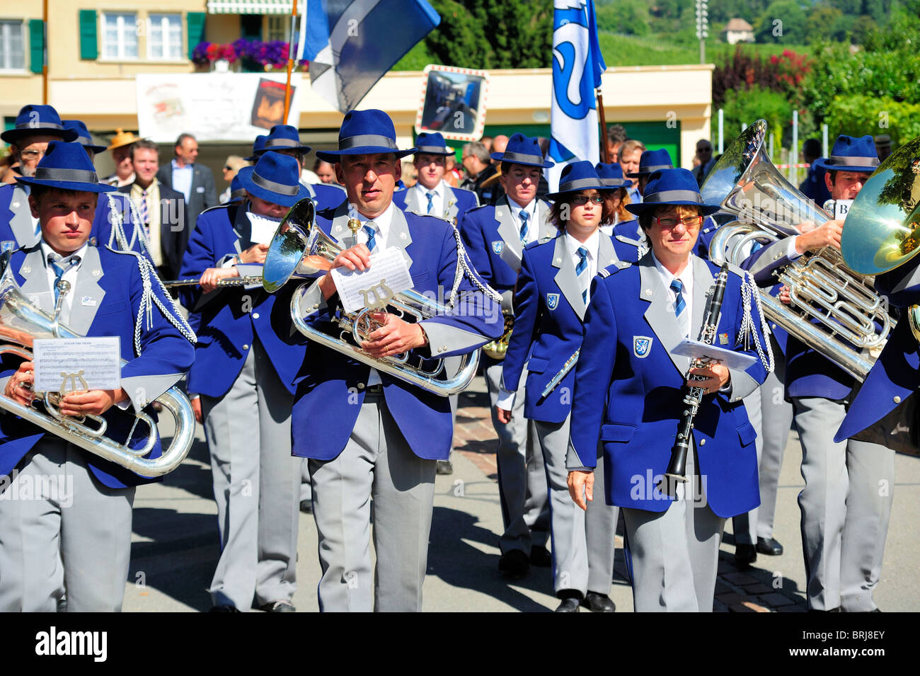 Le brass band de Brienz marche dans le Swiss village viticole de Fechy lors d'un festival du vin Banque D'Images