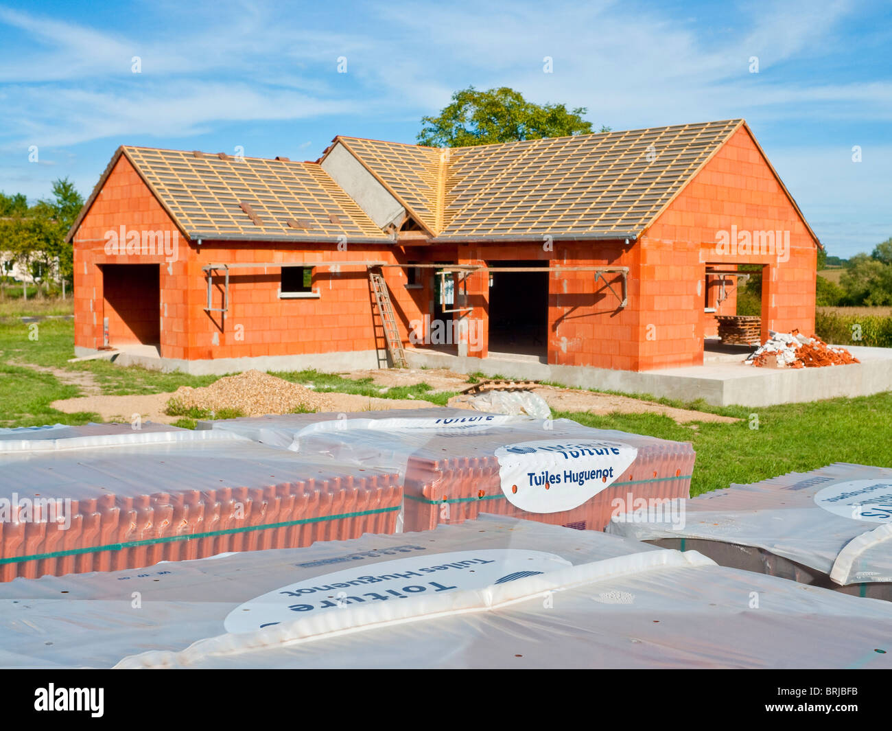 Nouvelle construction de maison de plain-pied avec les piles d' 'Imerys Toiture tuiles - Indre-et-Loire, France. Banque D'Images