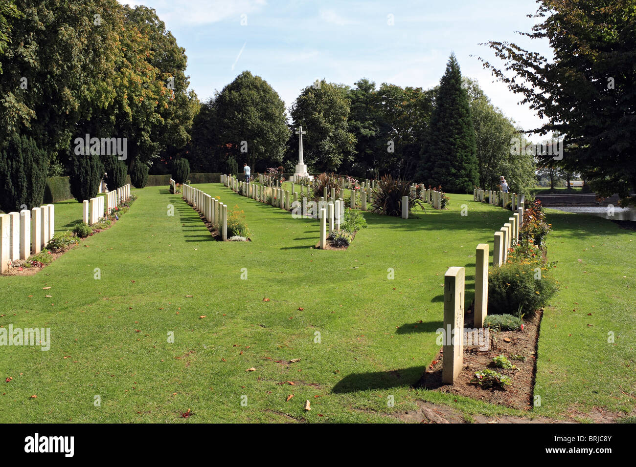 Le Rempart (porte de Lille) cimetière sur les douves des fortifications autour de la ville d'Ypres (Ieper) en Belgique. Banque D'Images