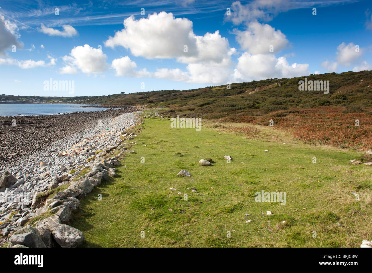 Plage soulevée au point de plaine ; près de Coverack, Cornwall Banque D'Images