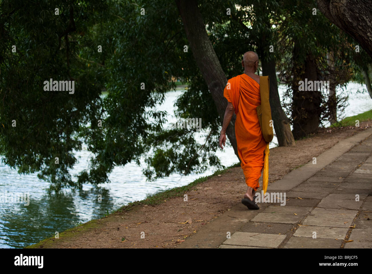 Le lac de Kandy est un lac artificiel au cœur de Kandy construit en 1807 par le Roi Sri Vikrama Rajasinha Temple de la dent adjacente Banque D'Images