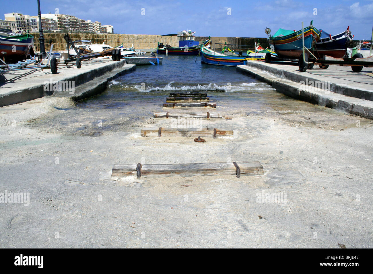 Un quai voyage à Gozo Malte lancement off dans le port Banque D'Images