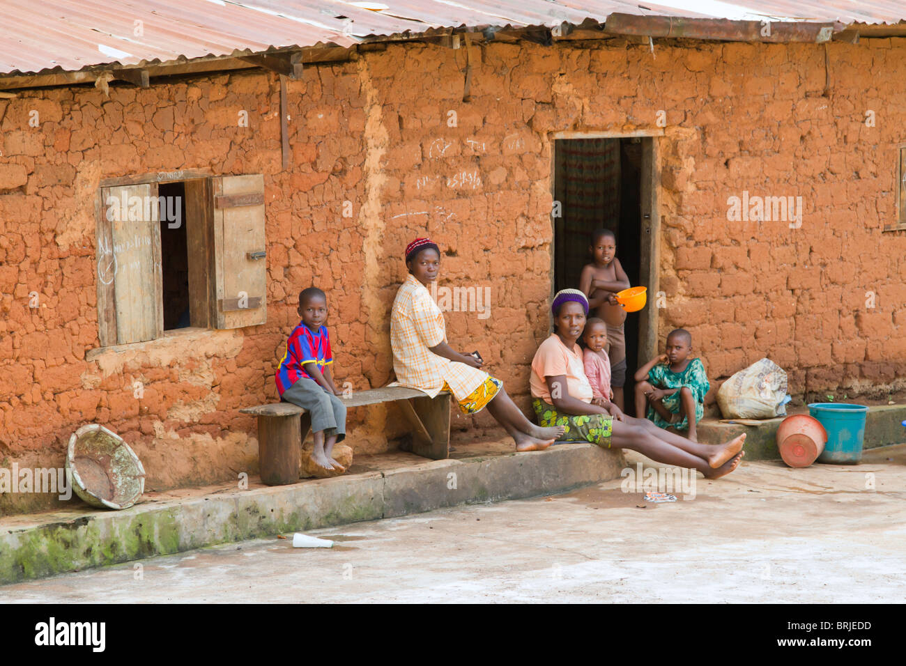 Famille paysanne d'un village isolé, État d'Ondo, Nigeria. Banque D'Images