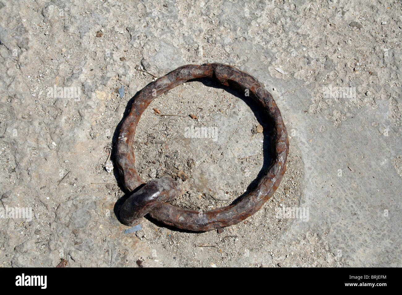 Un fer rouillé sur un anneau d'amarrage à quai au large de Malte Gozo Banque D'Images