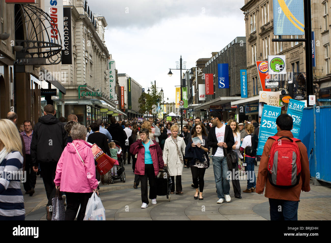 Avis de consommateurs sur le Northumberland St dans le centre-ville de Newcastle, Angleterre du Nord-Est. Banque D'Images