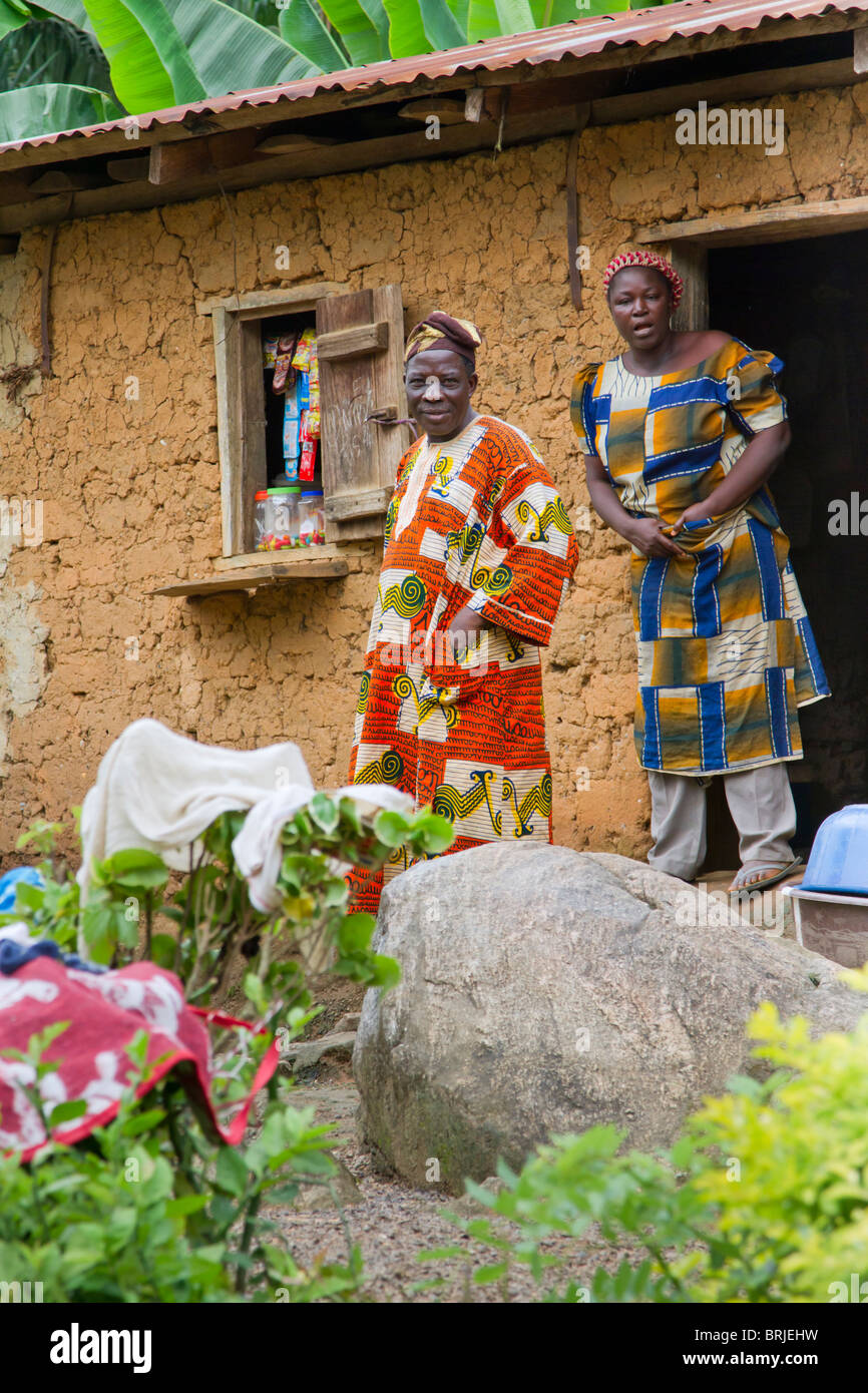Paysans citoyens d'un village reculé en vêtements traditionnels, État d'Ondo, Nigeria. Banque D'Images