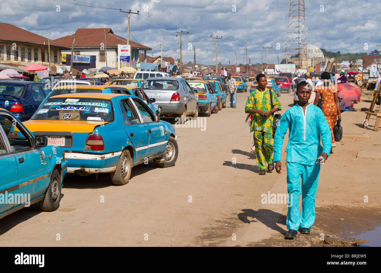 Une rue animée de la ville de Segou, Ondo State, Nigeria. Banque D'Images