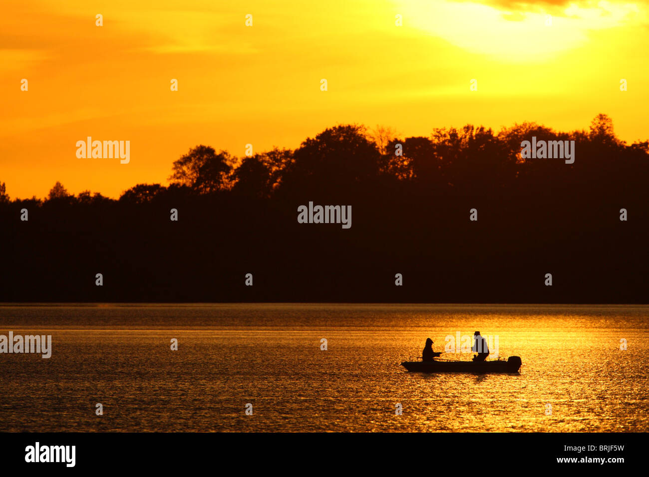 Deux pêcheurs au coucher du soleil, le lac Saadjärv. L'Estonie, de l'automne. Banque D'Images