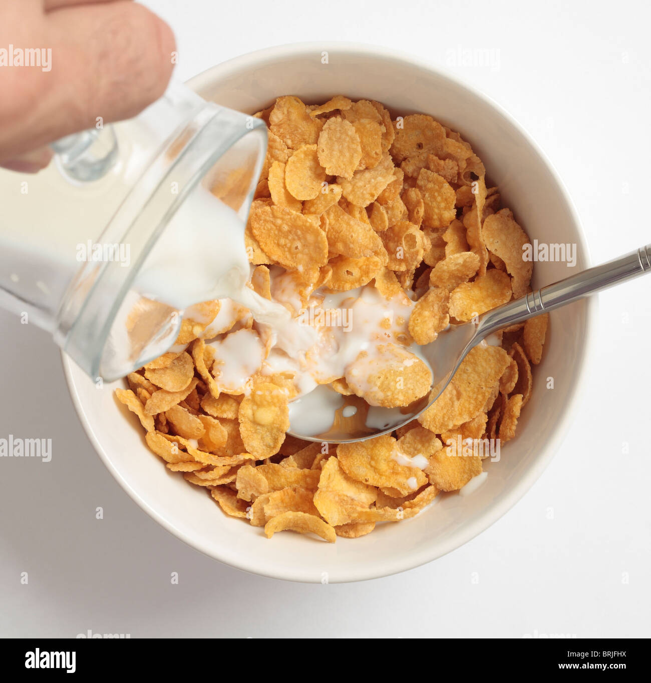 Bol de céréales petit-déjeuner Céréales avec lait de verser un pichet Photo  Stock - Alamy