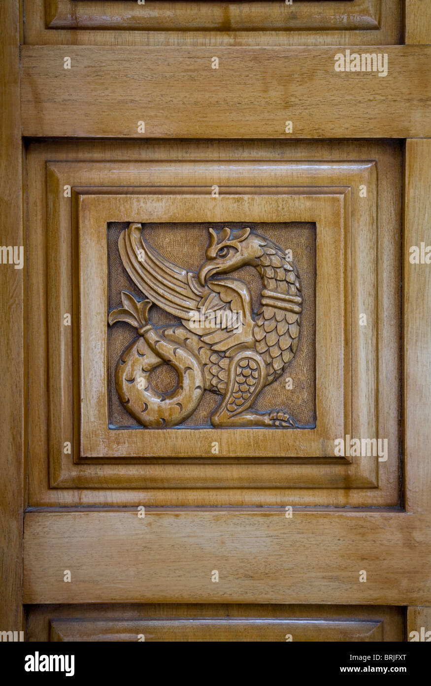 Animaux en bois gravure Dragon porte de l'église chrétienne symbole carré brun décoration art christianisme bête anaglyphe figure Banque D'Images