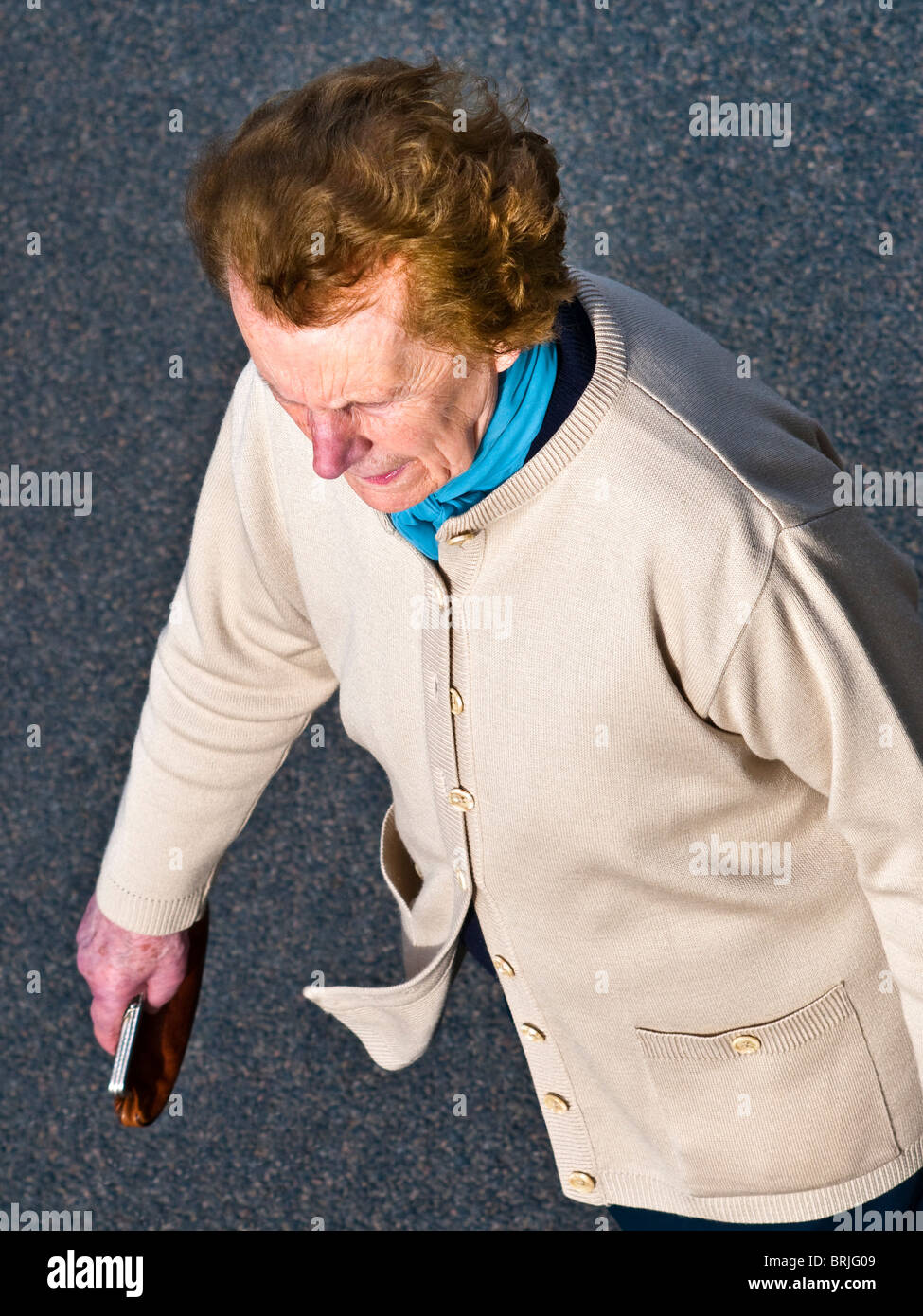 Vue de dessus de la maturité / middle-aged woman walking on road - France. Banque D'Images