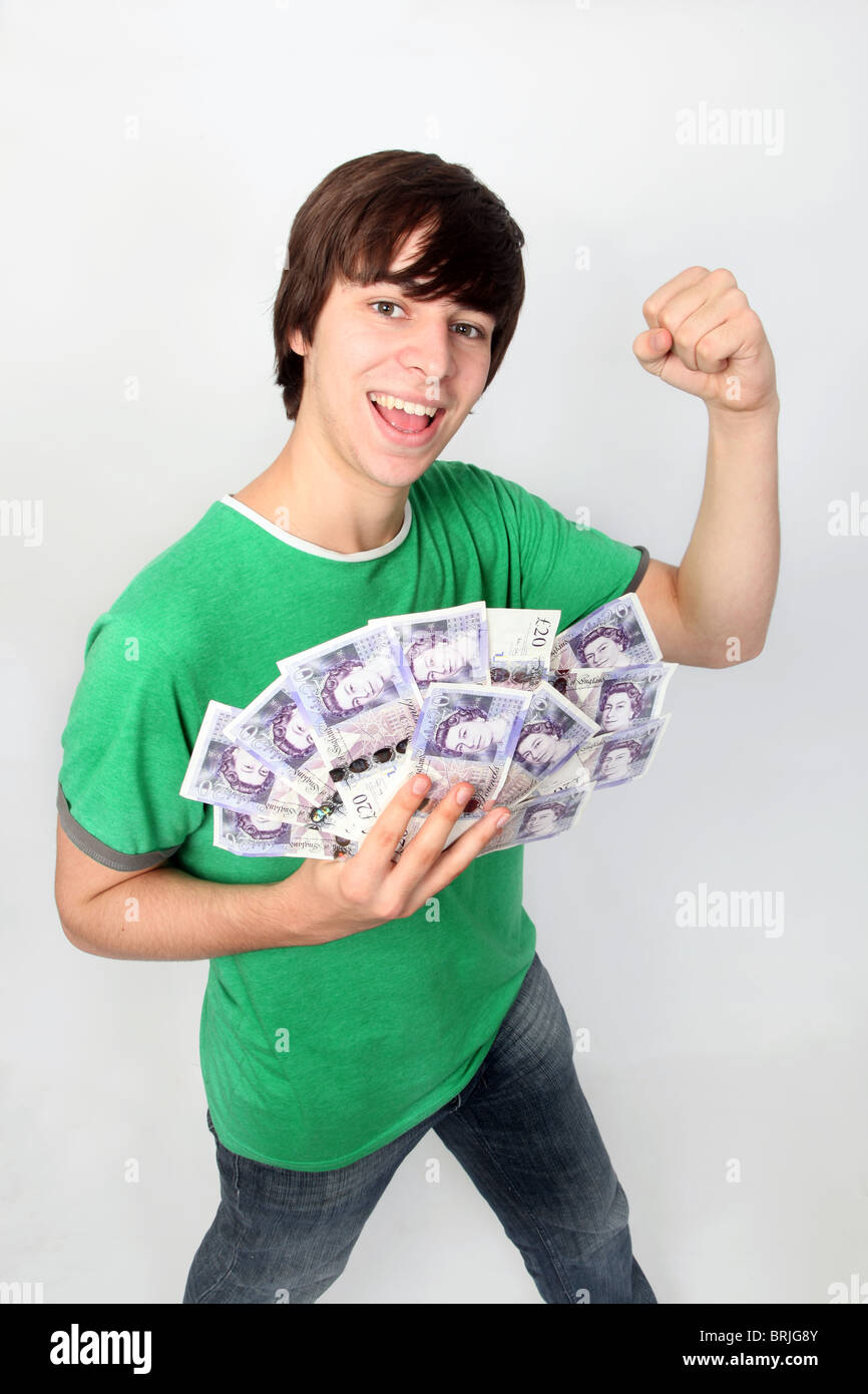 Jeune homme tenant une liasse de billets de 20 € avec le poing serré et a grandi à celebration Banque D'Images