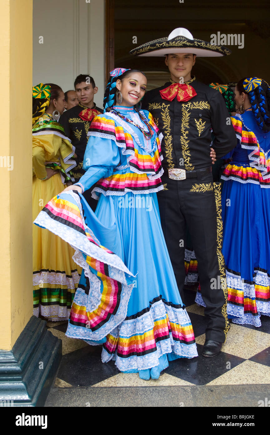Couple en robe traditionnelle mexicaine Banque D'Images