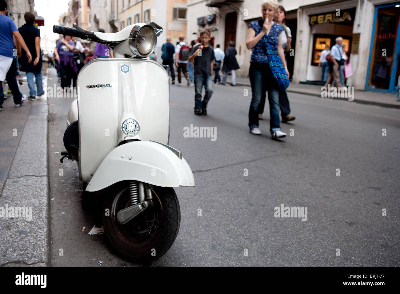 Vespa scooter Piaggio vieille moto Rome Italie Banque D'Images