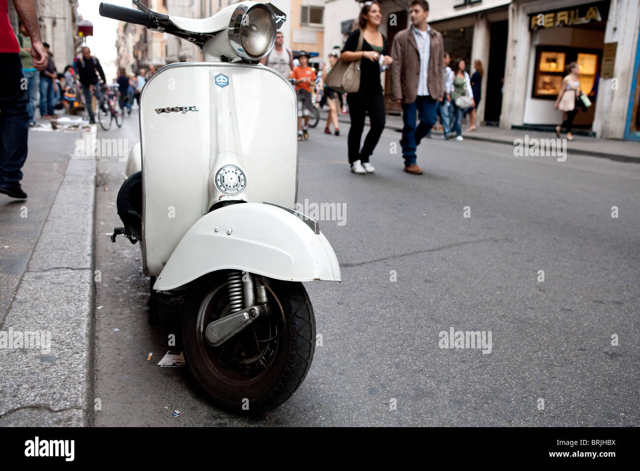 Vespa scooter Piaggio vieille moto Rome Italie Banque D'Images