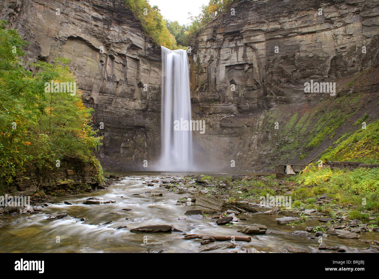 Une grande cascade tombant sur une haute montagne et dans la rivière Banque D'Images