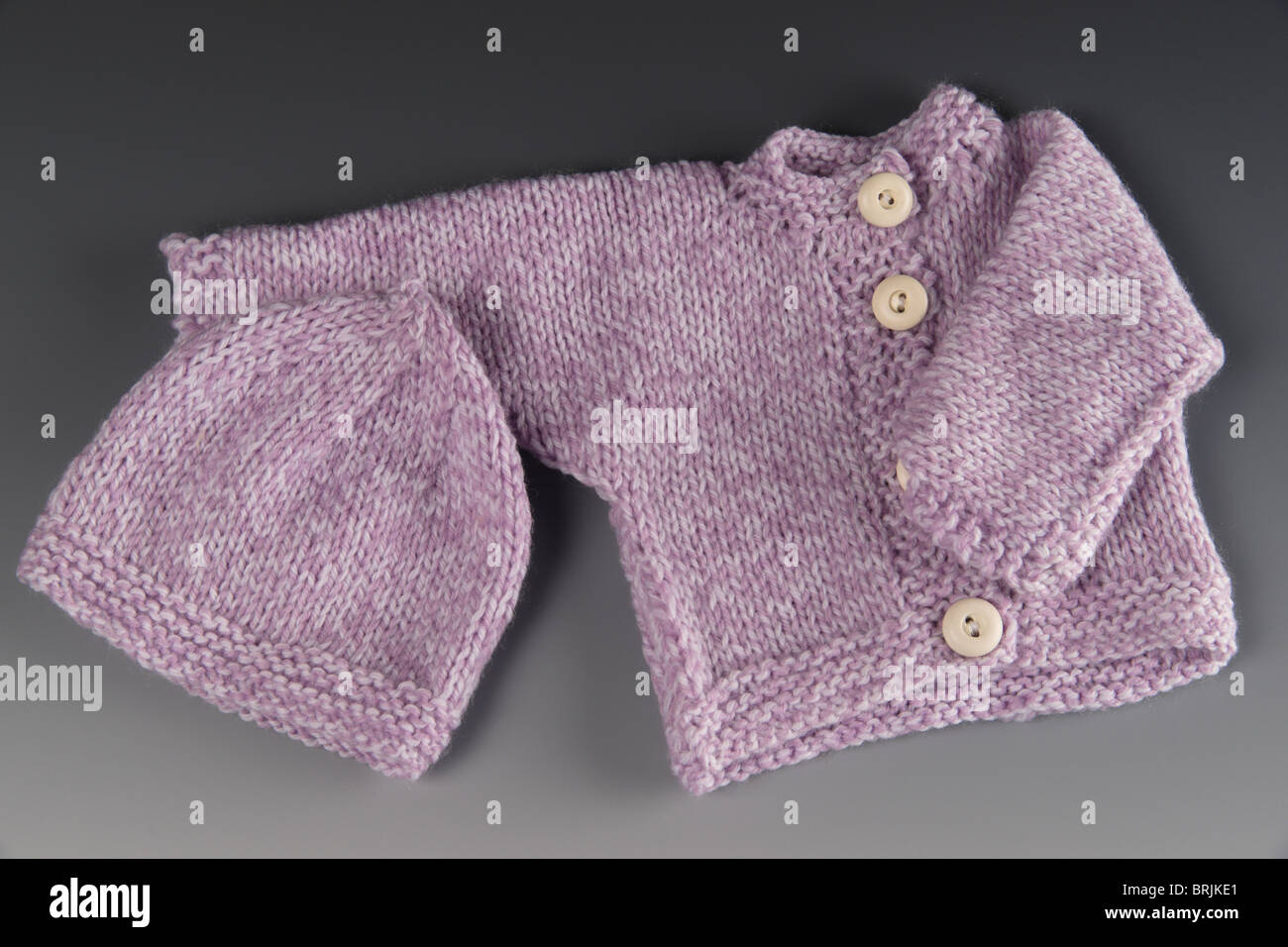 Vêtements tricotés pour les petits bébés prématurés - Tricotage volontaire Banque D'Images