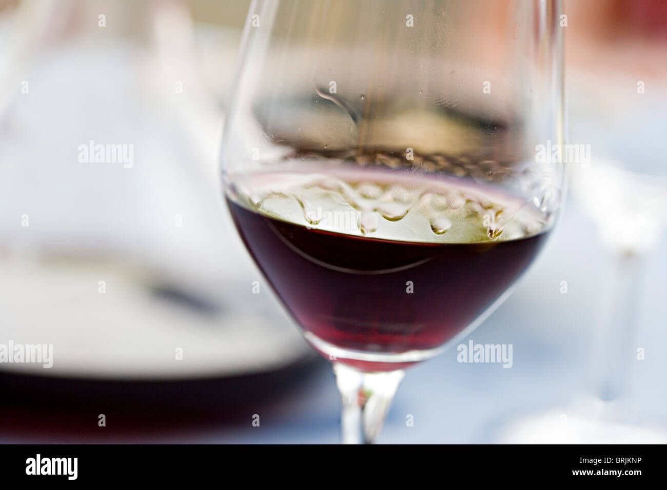 Larmes de vin sur verre de vin rouge Photo Stock Alamy — free download
