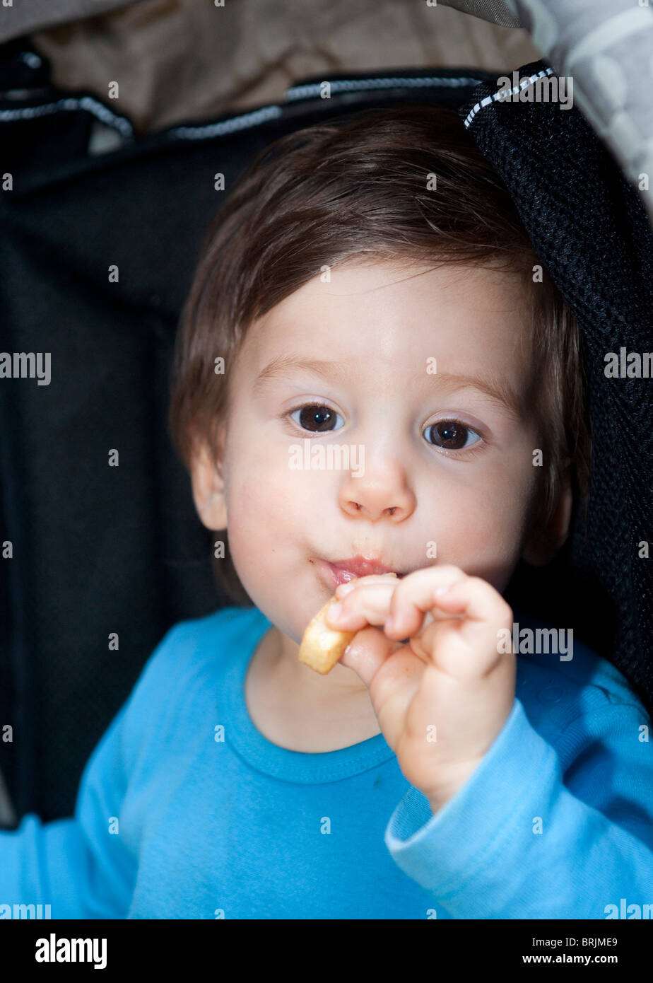 Boy Eating French Fry Banque D'Images