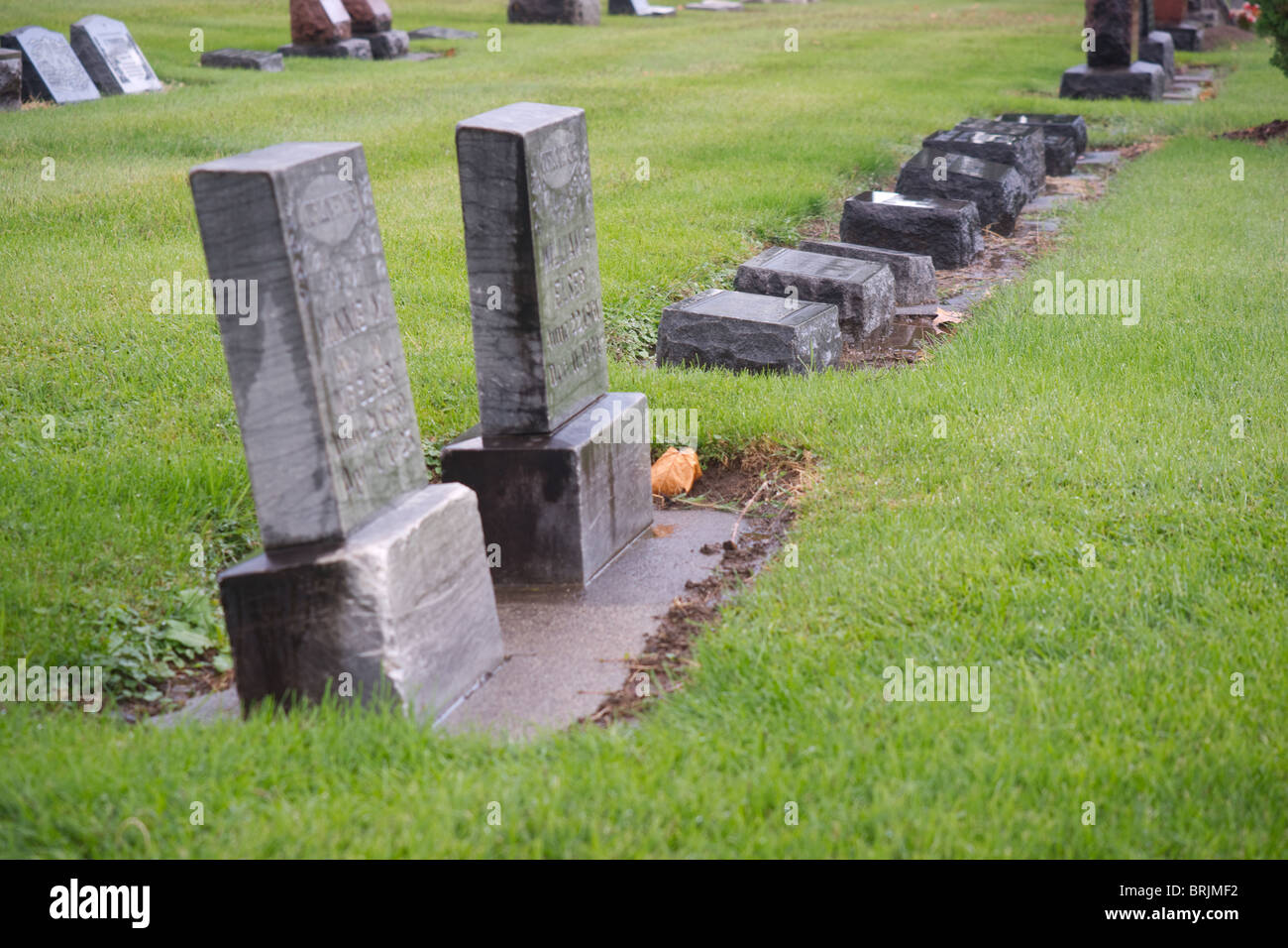 Des pierres tombales dans un cimetière verdoyant Banque D'Images