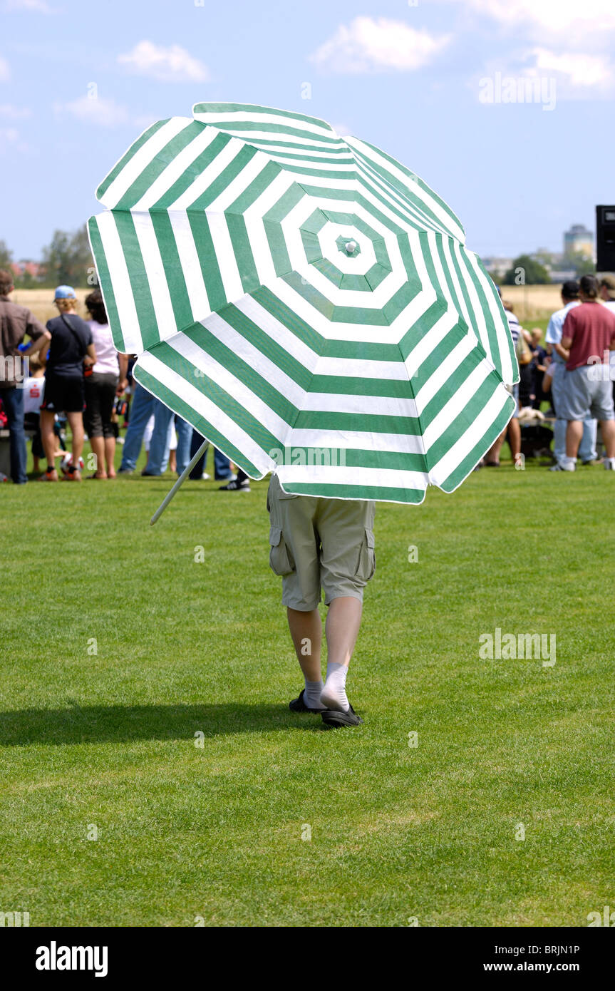 Homme portant un parasol Banque D'Images