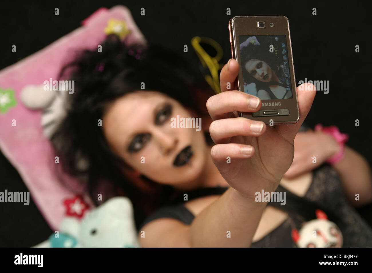 Goth girl de prendre une photo d'elle-même. Banque D'Images