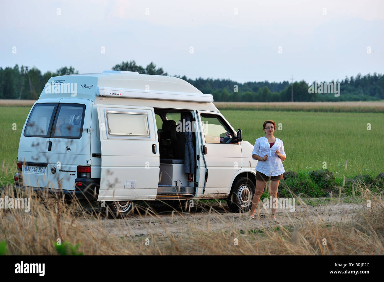 Volkswagen VW T4 camping-transporteur dans les champs Banque D'Images