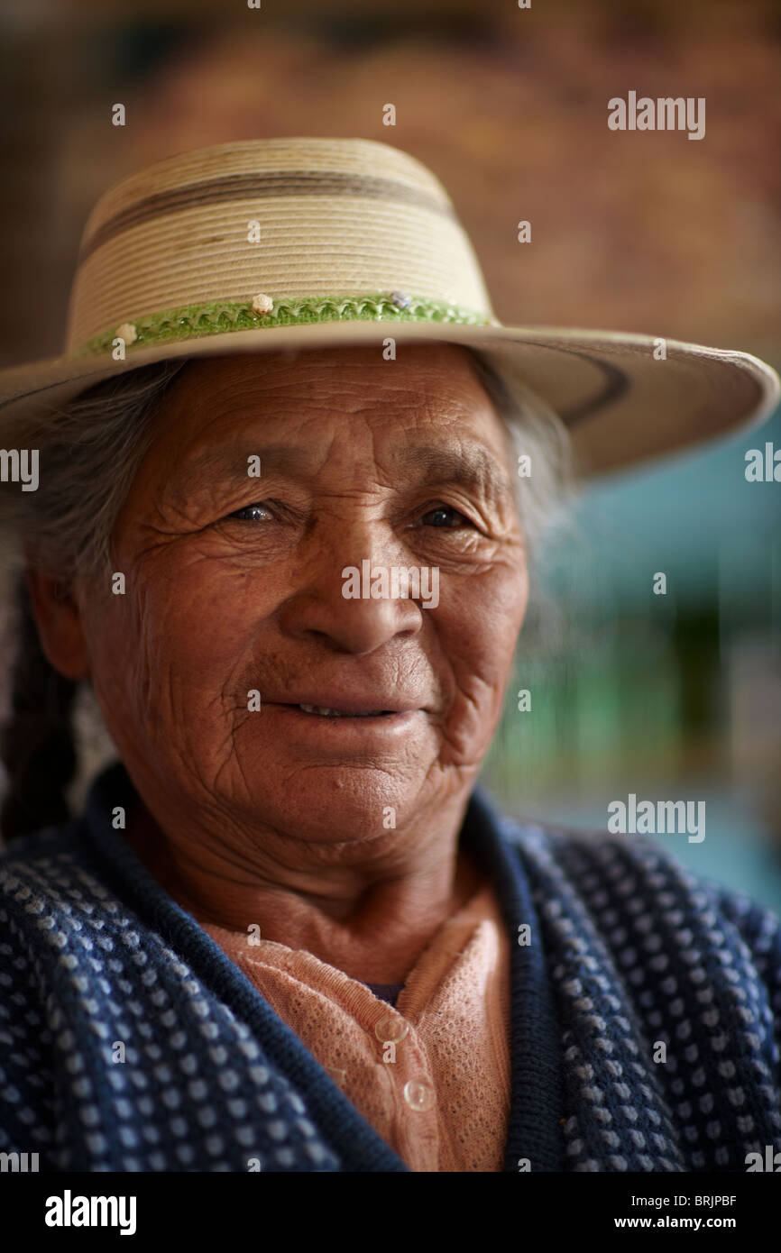 Femme dans un magasin sur la route de Potosi, Bolivie Banque D'Images