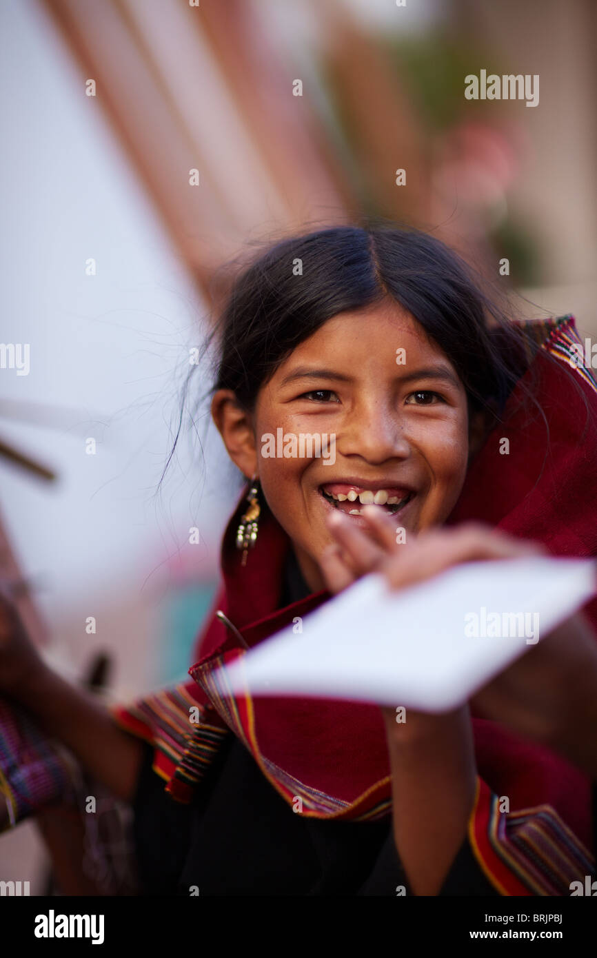 Une fille lors d'une école de tissage en Sucre, Bolivie Banque D'Images