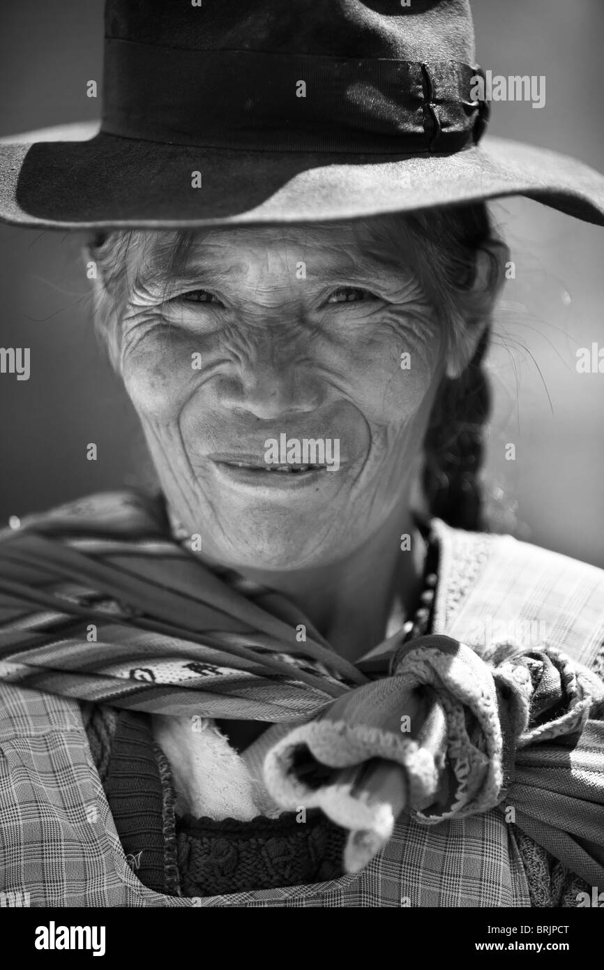 Une femme au marché de Tarabuco, Bolivie Banque D'Images