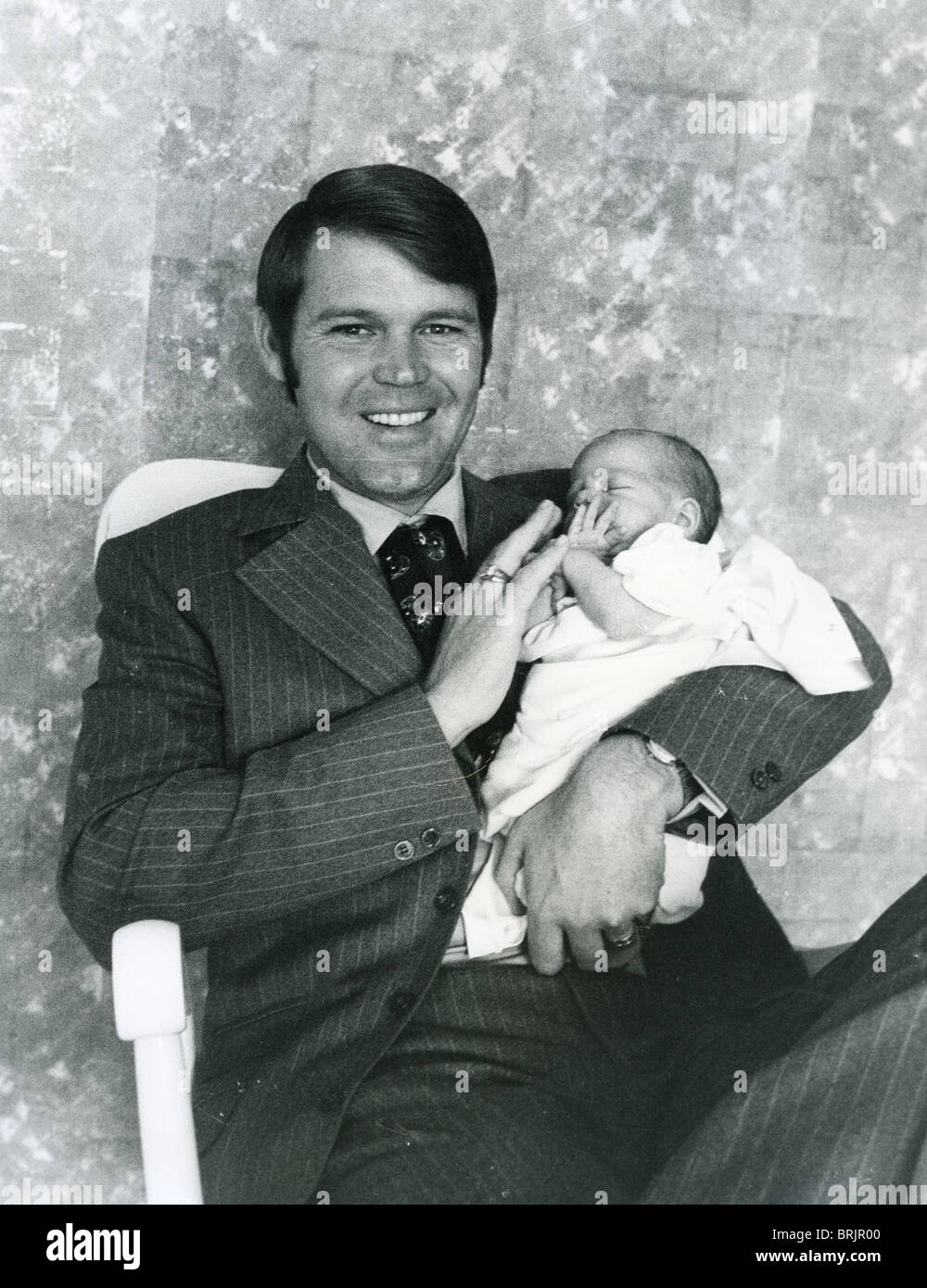 GLEN CAMPBELL US musicien country avec troisième enfant par seconde femme Billie Jean Nunley. Divorcé(e) 1975. Doris Nieh Photo Banque D'Images