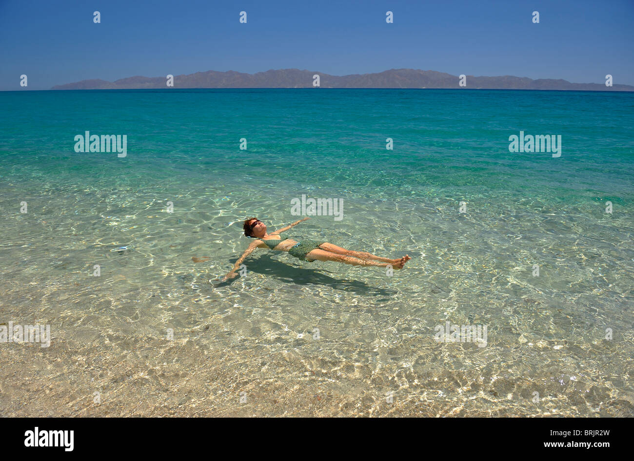 Personne qui flotte dans l'eau à Ventana Bay, au Mexique. Banque D'Images