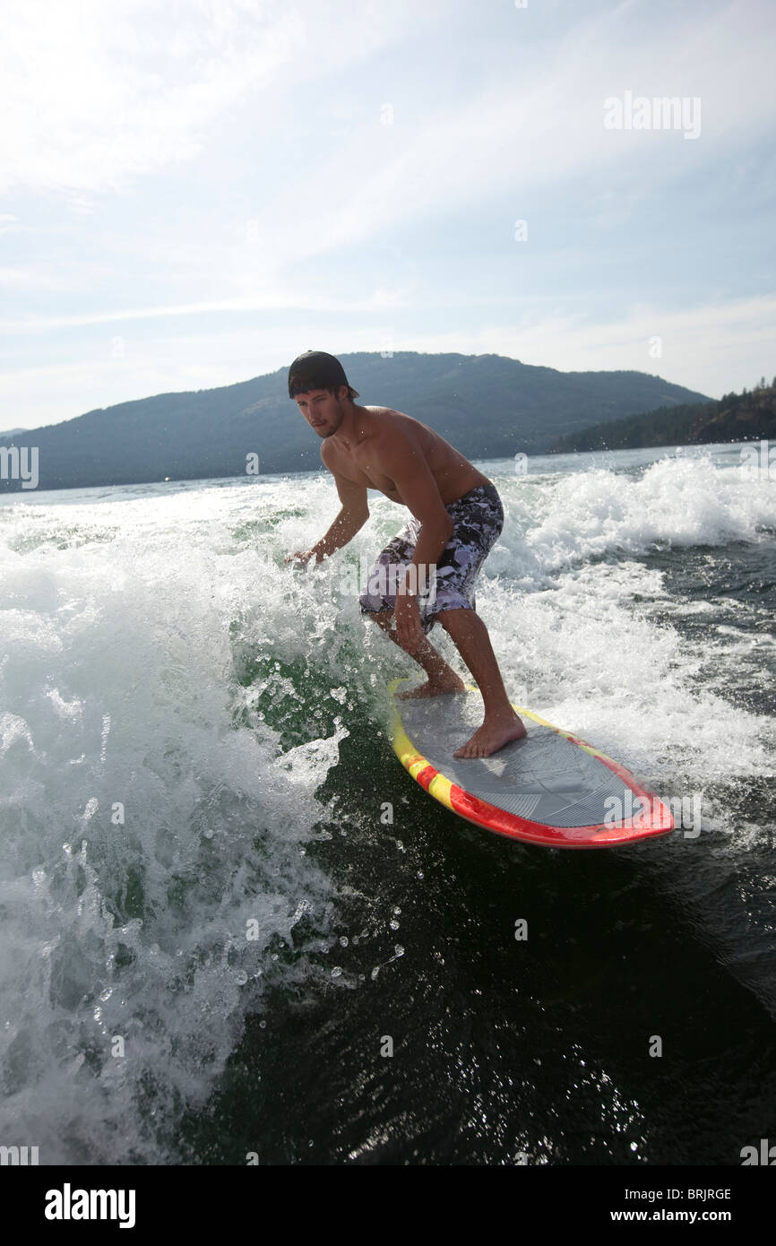 Bateau de wakeboard wakesurf derrière l'homme dans l'Idaho. Banque D'Images