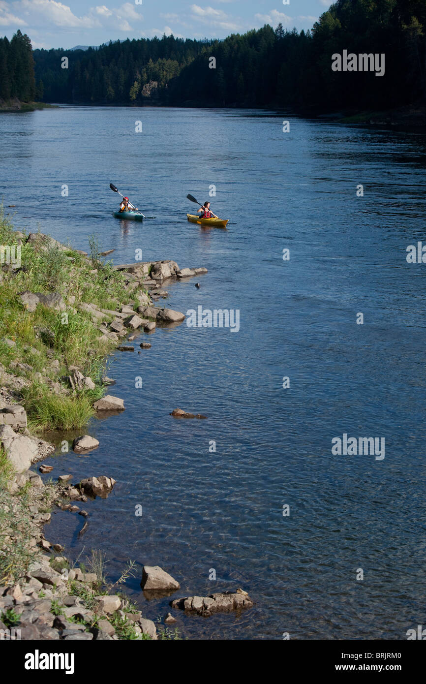 Young adult couple kayak sur une belle journée d'été dans l'Idaho. Banque D'Images