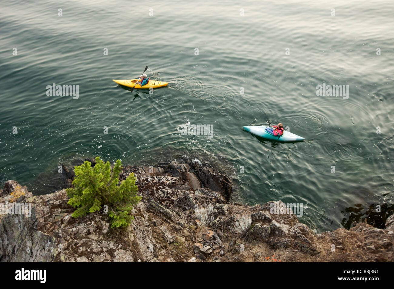 Couple de retraités kayak sur une belle soirée d'été dans l'Idaho. Banque D'Images