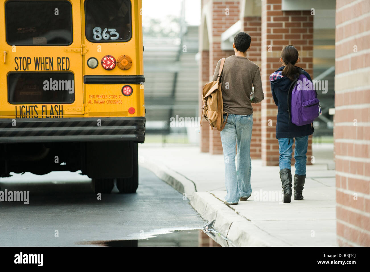 Les étudiants du secondaire à marcher en direction de school bus Banque D'Images