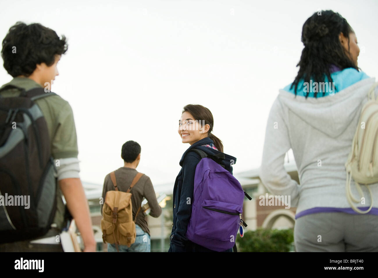 Teenage girl walking avec ses camarades Banque D'Images