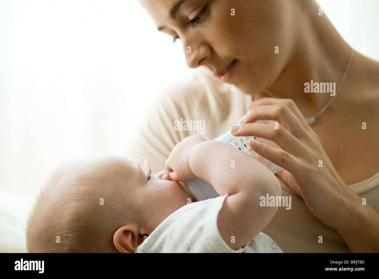 Mère nourrisson avec bouteille de bébé Banque D'Images