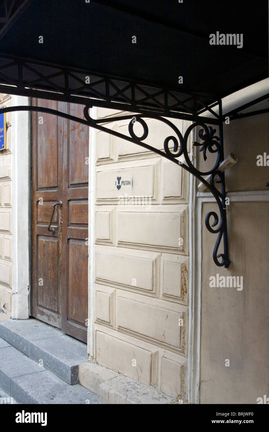 'J'aime' Poutine Graffiti sur un mur à St Petersburg Russia Banque D'Images