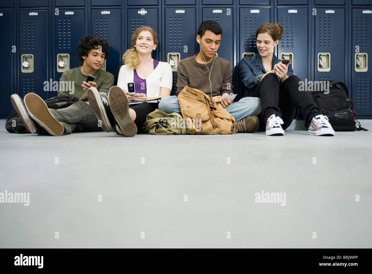 Les élèves du secondaire hanging out in school corridor Banque D'Images