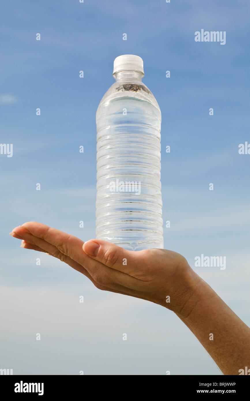 Main tenant une bouteille d'eau Banque D'Images