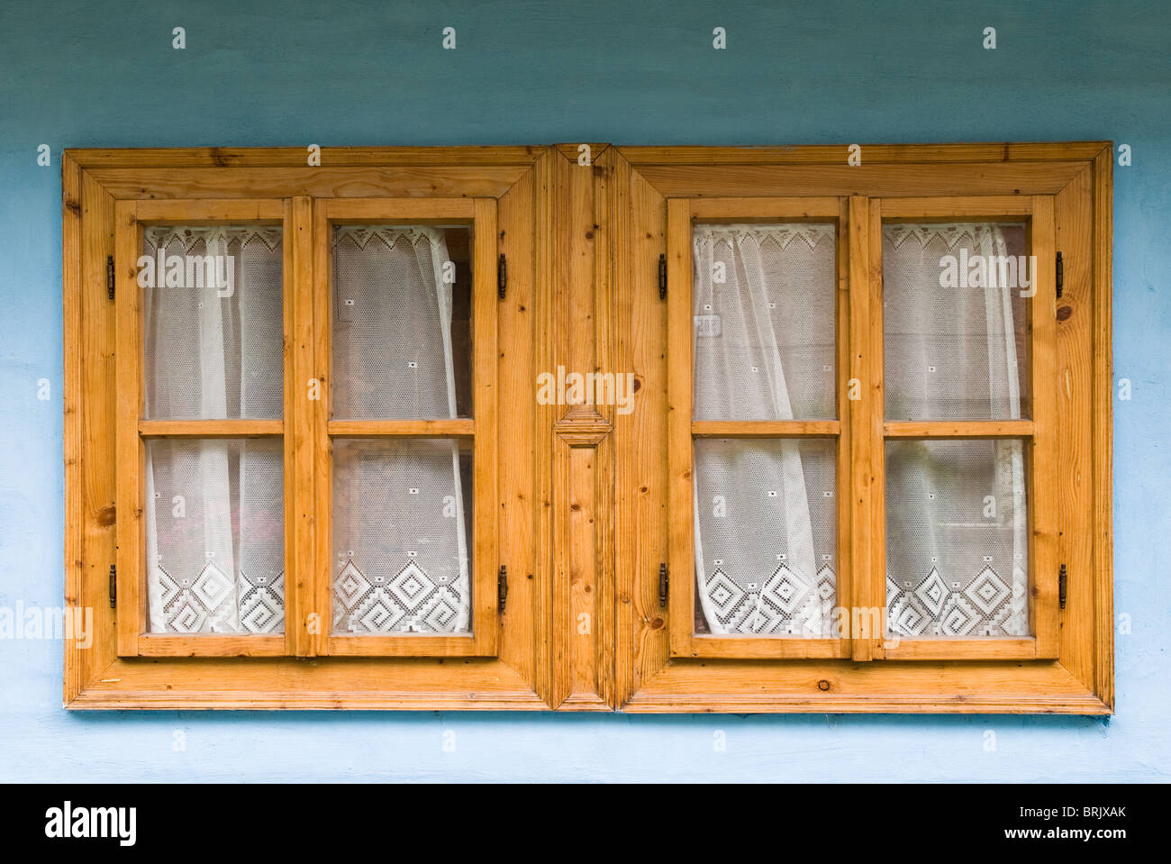 Fenêtre d'une maison traditionnelle en bois, Vlkolinec, Slovaquie Banque D'Images