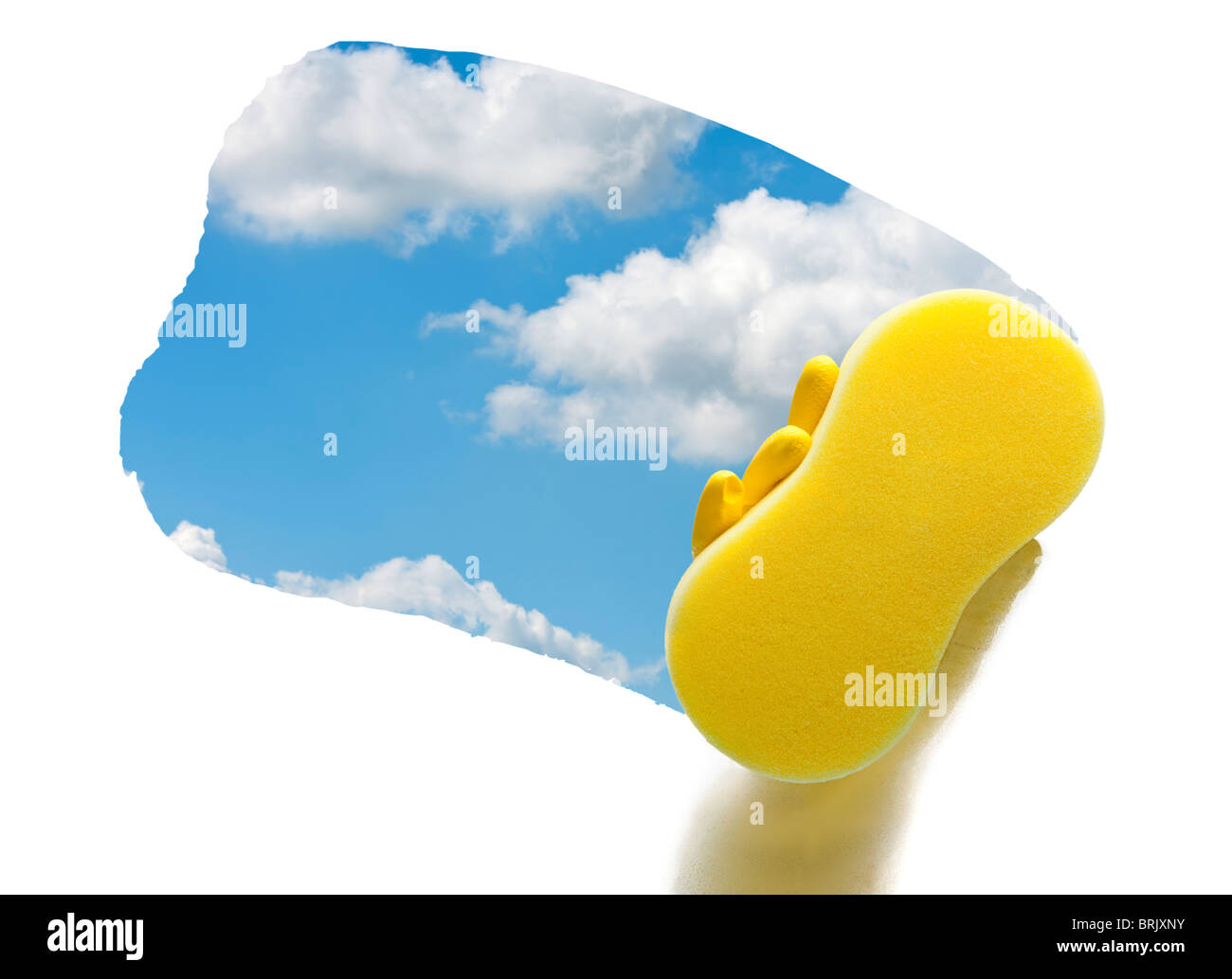 Symbole de renouveau, rafraîchissant, vision claire : gant en caoutchouc jaune en essuyant une fenêtre et faire un ciel bleu visible. Banque D'Images