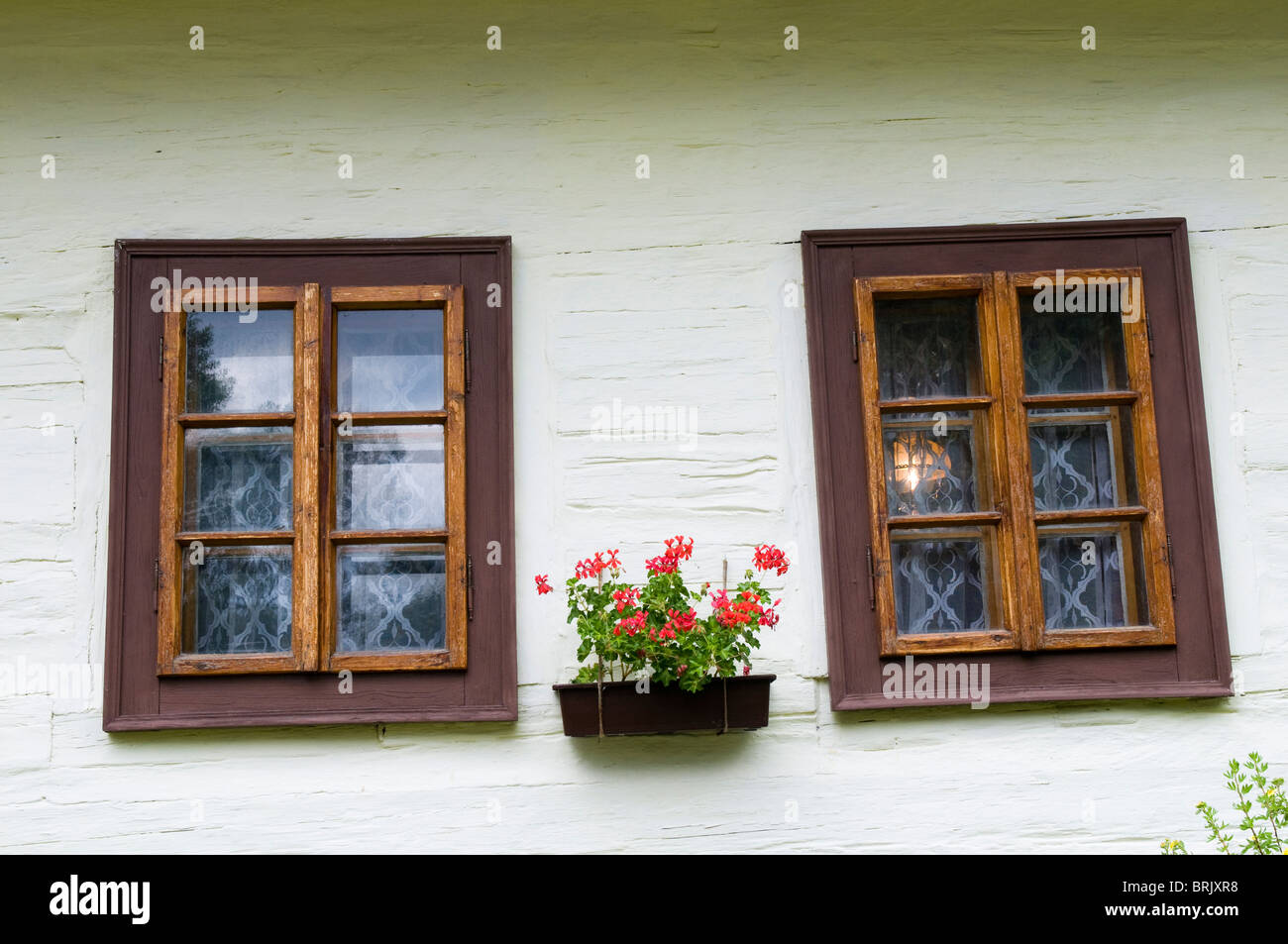 Fenêtre d'une maison traditionnelle en bois, Vlkolinec, Slovaquie Banque D'Images