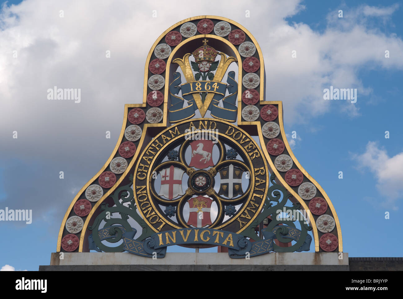Logo sur le pont ferroviaire de Blackfriars original à Londres, Angleterre, Royaume-Uni. Banque D'Images