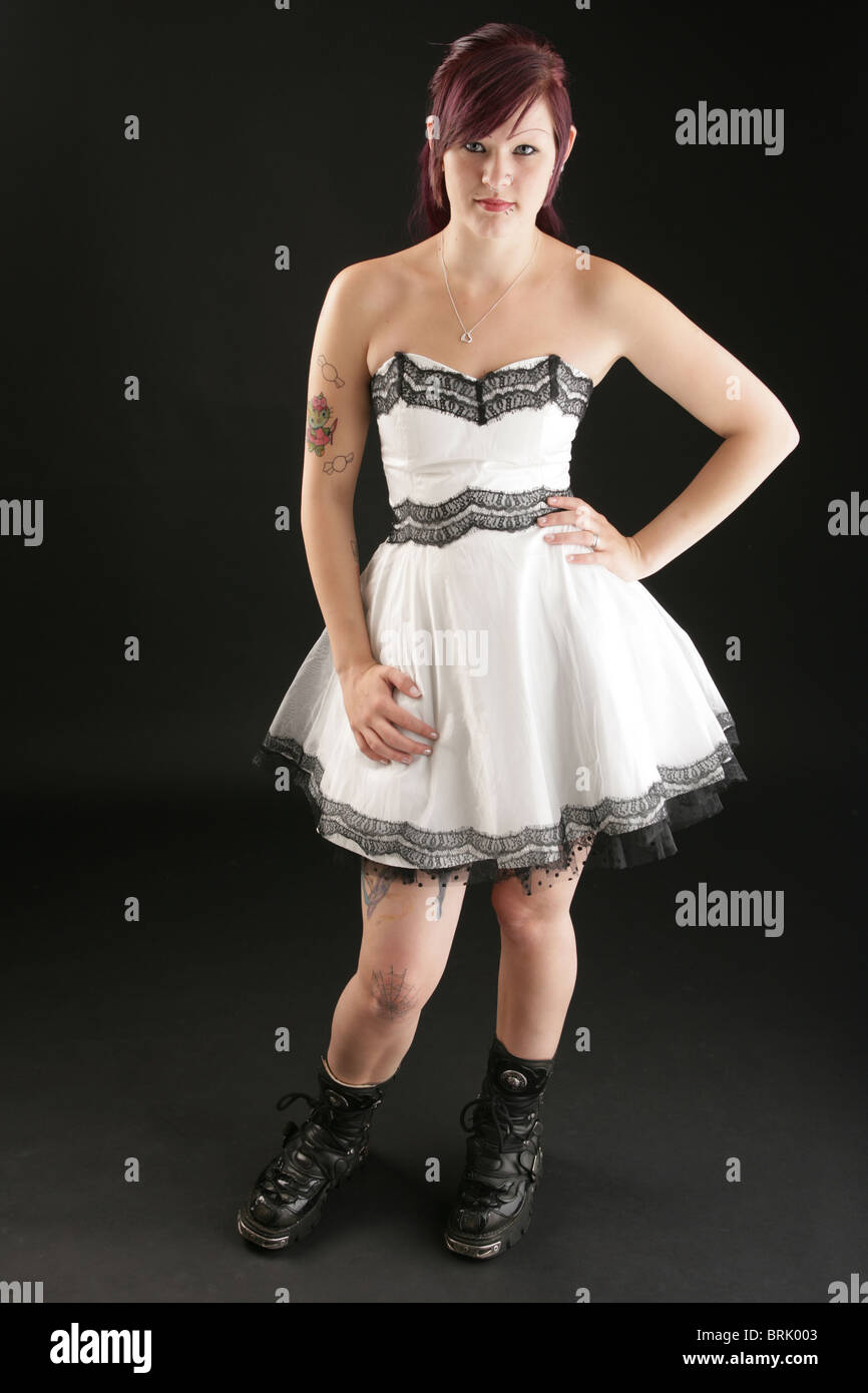 Jolie fille punk à l'article portant une robe blanche. Banque D'Images